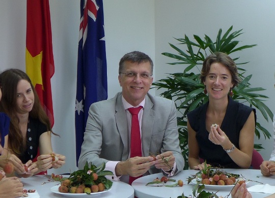 Ngài Đại sứ Úc (ngồi giữa) và các nhân viên Đại sứ quán Úc tại Hà Nội đang nếm thử trái vải tươi của Việt Nam