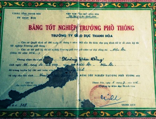 Bằng tốt nghiệp ghi tên ông Hoàng Văn Công được ông Hoàng Văn Đồng (em rể ông Công) “phù phép” thành bằng của mình 
Ảnh: TUẤN MINH