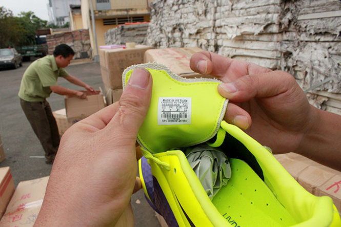 Giày thể thao Nike xuất xứ Trung Quốc giả mạo xuất xứ VN - Ảnh: L.Nam
