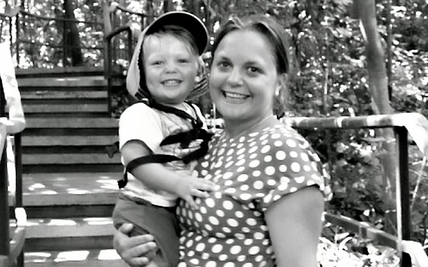 Alina Roberts cùng con trai 2 tuổi. Ảnh: Newsteam