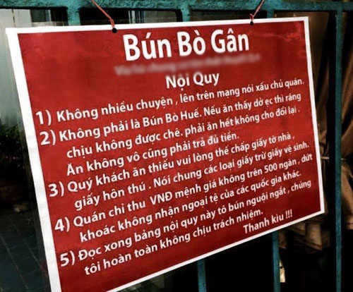  Tấm biển quảng cáo được cho là phản cảm và làm…cản trở giao thông của quán Bún Bò Gân