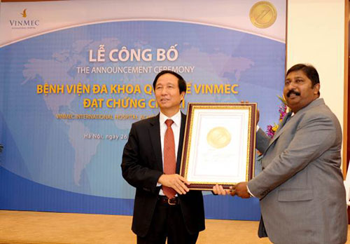 Ông Prabhu Vinayagam – GĐ điều hành JCI Khu vực Châu Á – Thái Bình Dương chính thức trao chứng chỉ JCI cho GS.TS Nguyễn Thanh Liêm – TGĐ Bệnh viện Đa khoa Quốc tế Vinmec