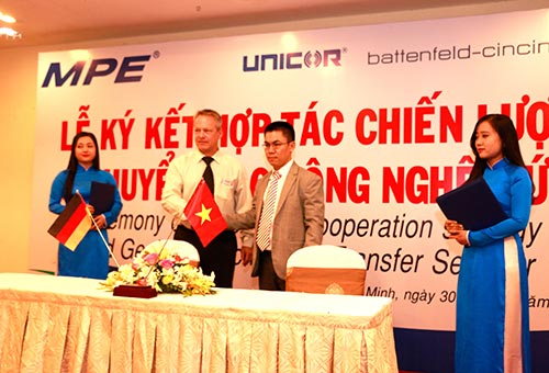 Ông Nguyễn Tâm Mạnh, Tổng giám đốc Công ty Điện MPE và  ông Niko Bendel, Giám đốc Tập đoàn Unicor - B&C, tại  lễ ký kết ngày 30-1