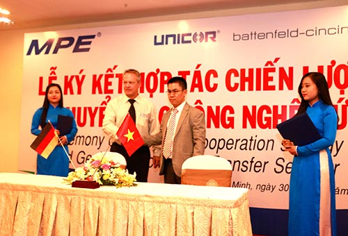 Ông Nguyễn Tâm Mạnh, Tổng giám đốc Công ty Điện MPE và ông Niko Bendel, Giám đốc Tập đoàn Unicor - B&C, tại lễ ký kết ngày 30-1 Ông Nguyễn Tâm Mạnh, Tổng giám đốc Công ty Điện MPE và ông Niko Bendel, Giám đốc Tập đoàn Unicor - B&C, tại lễ ký kết ngày 30-1