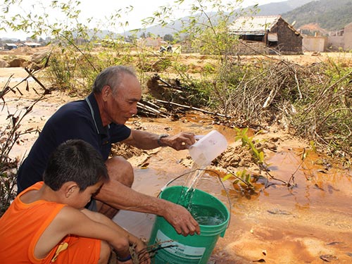 Hằng ngày, ông Sâm phải ra suối đào lỗ, chờ nước đọng lại rồi múc về dùng