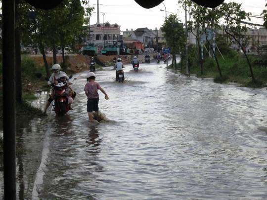 Khi cơn mưa tạnh, đường Linh Đông (quận Thủ Đức) bị ngập sâu trong nước