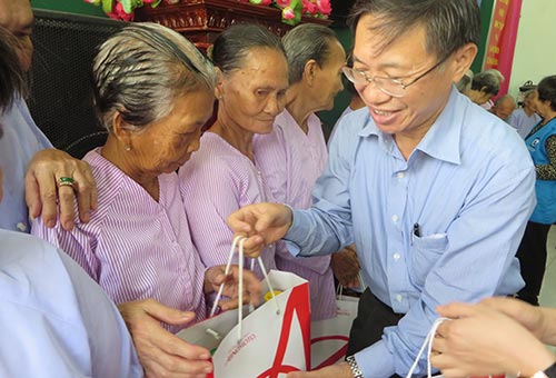 Đại diện Công ty Ajinomoto Việt 	Nam trao tặng quà Tết cho người nghèo tại Bình Chánh, TP HCM