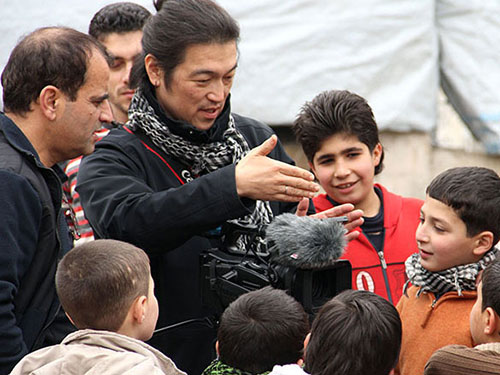 Ông Kenji Goto giao lưu với trẻ em ở TP Aleppo - Syria Nguồn: Kyodo