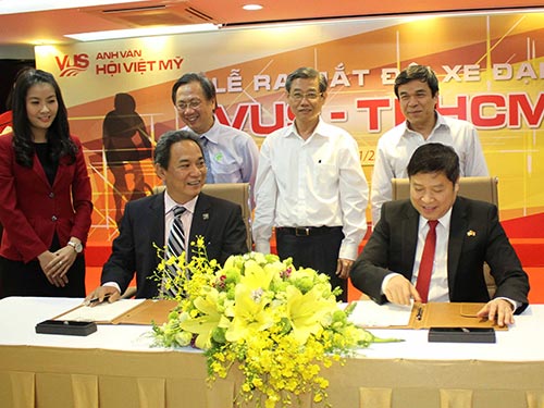 Đại diện VUS, ông Phạm Tấn Nghĩa (phải) ký kết với ông Ngô Quang Vinh, Trưởng Bộ môn xe đạp TPHCM  Ảnh: Quang Liêm