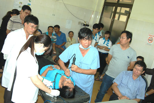 Phẫu thuật điều trị viêm xoang bằng tia laser sáng 22-8 tại Trung tâm Y tế huyện Cát Tiên, tỉnh Lâm Đồng Ảnh: ĐÌNH THI