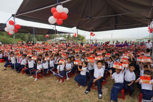 Học sinh Trường Tiểu học Long Sơn 1 nhận bánh và quà tặng