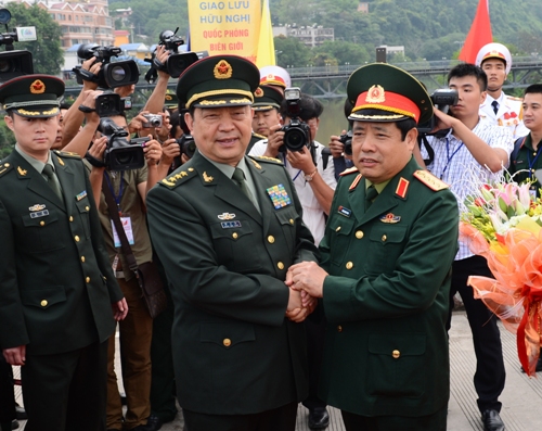 Đại tướng Phùng Quang Thanh và Thượng tướng Thường Vạn Toàn, Bộ trưởng Bộ Quốc phòng Trung Quốc, bắt tay trên cầu Hồ Kiều, trên biên giới Việt-Trung.