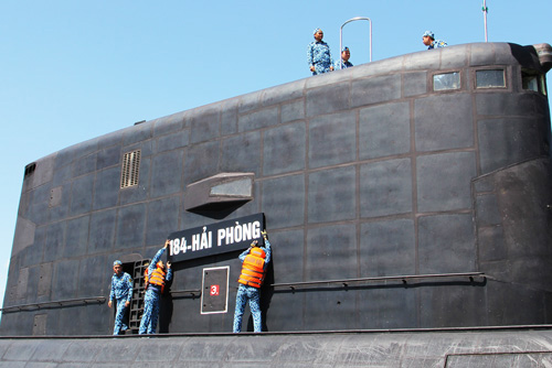 Thủy thủ kíp tàu ngầm gắn biển 184 Hải Phòng khi tàu cập cảng