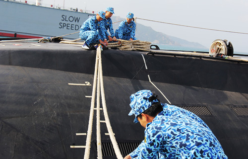 Huấn luyện làm dây tại cảng của cán bộ, thủy thủ Tàu ngầm 182 Hà Nội