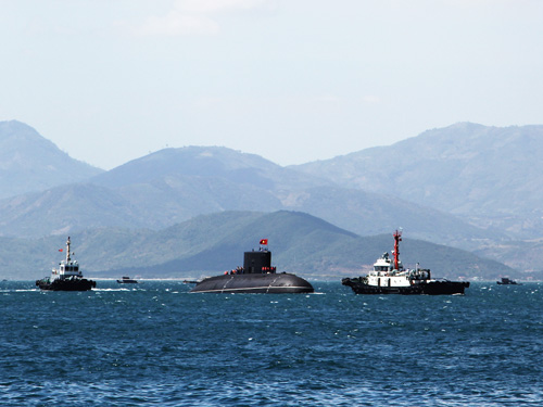 Tầu ngầm ngầm 184 Hải Phòng đang được các tàu hộ tống của Hải quân lai dắt cập cảng Căn cứ Tàu ngầm
