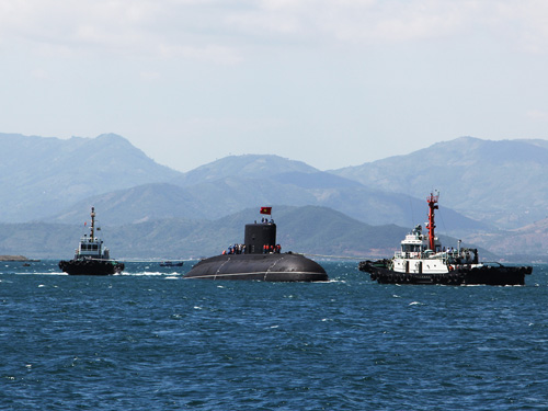 Tầu ngầm ngầm 184 Hải Phòng đang được các tàu hộ tống của Hải quân lai dắt cập cảng Căn cứ Tàu ngầm