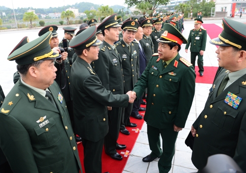 Thượng tướng Thường Vạn Toàn giới thiệu các thành viên của Đoàn Trung Quốc với Đại tướng Phùng Quang Thanh