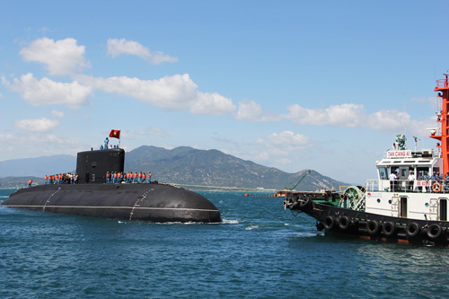 Tàu ngầm 184 Hải Phòng đang tiến vào gần cầu cảng