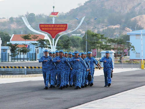 Cán bộ, thủy thủ Lữ đoàn tàu ngầm 182 Hà Nội cơ động ra vị trí huấn luyện buổi sáng