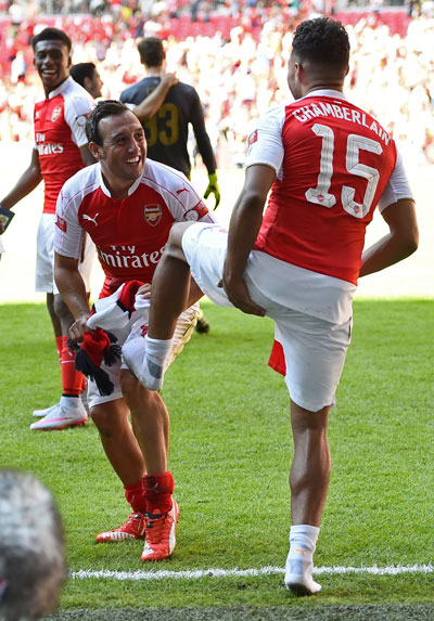Cazorla (trái) và Chamberlain là 2 ngôi sao Arsenal đang có phong độ rất tốt               Ảnh: REUTERS