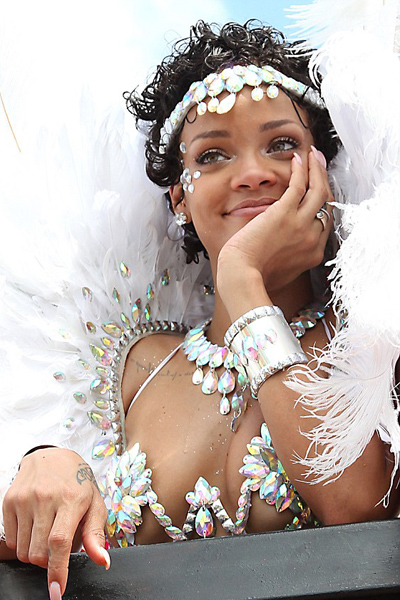 Rihanna không bỏ lễ hội nào ở quê nhà. Đây là hình ảnh cô tham gia lễ hội Crop Over truyền thống năm 2013