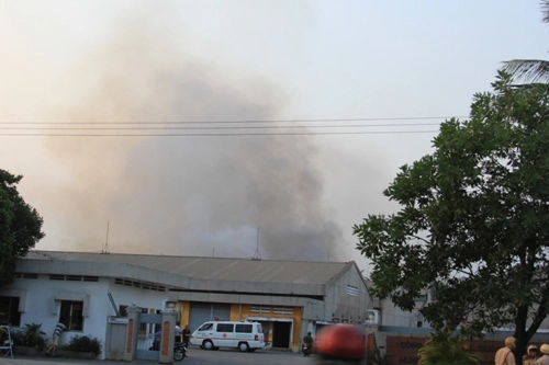 Nhà xưởng của Công ty TNHH Quốc tế Hoằng Việt bị cháy, khói bốc lên nghi ngút