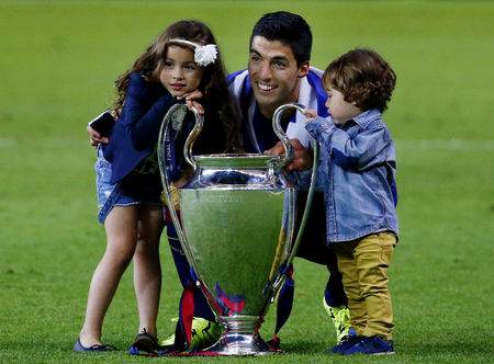 Suarez tặng chiếc cúp Champions League đầu tiên cùng Barca cho 2 con xinh xắn