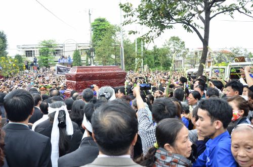 Hàng ngàn người đưa tiễn ông Nguyễn Bá Thanh về với đất mẹ Hòa tiến