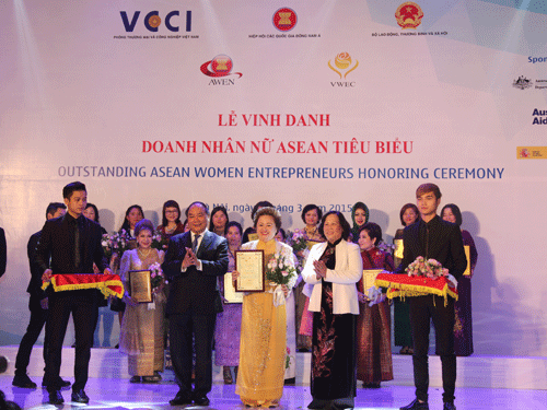 Bà Nguyễn Thị Nga (giữa) nhận giải thưởng Doanh nhân Nữ ASEAN tiêu biểu