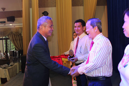 Ông Đặng Ngọc Tùng - Ủy viên Trung ương Đảng, Chủ tịch Tổng LĐLĐ Việt Nam - trao Kỷ niệm CĐ TP HCM cho cán bộ CĐ