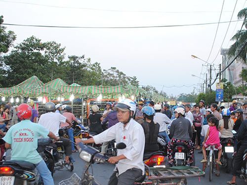 Chợ đêm Cà Mau họp giữa lòng đường gây cản trở giao thông