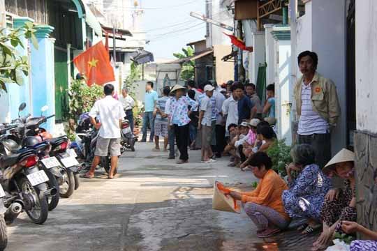 Người dân tụ tập xem cơ quan điều tra khám nghiệm hiện trường vụ dùng cây bida đánh chết người  vì chuyện nợ nần vừa xảy ra trên địa bàn quận 9, TP HCMảnh: Phạm Dũng