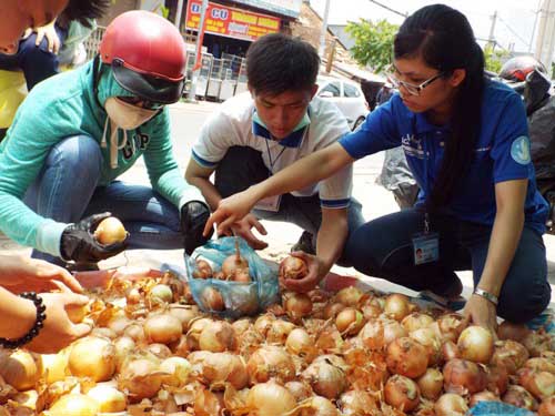 Nhiều người dân tại TP HCM mua giúp hành tây của nông dân Lâm ĐồngẢnh: Sỹ Đông