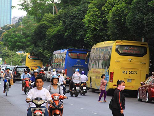 Giờ cao điểm, đường Lê Lai (phường Bến Thành, quận 1) càng thêm bí bách bởi những chiếc ô tô đỗ choán đường đi
