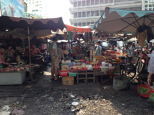 Quầy hàng rong lấn chiếm hết đường đi xung quanh chợ Phạm Văn Hai
