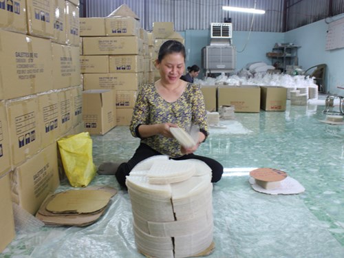 Chị Linh đã xuất khẩu bánh tráng đi Pháp được gần 20 năm - Ảnh: Chí Nhân