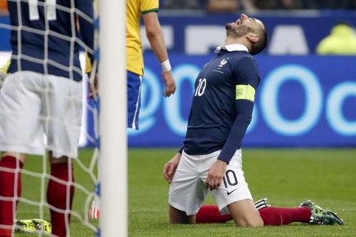 Thủ quân karim Benzema không có được trận ra mắt như ý trên sân nhà Stade de France