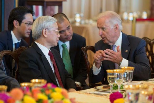 Tổng Bí thư Nguyễn Phú Trọng và Phó Tổng thống Mỹ Biden tại buổi chiêu đãi. Ảnh: Twitter