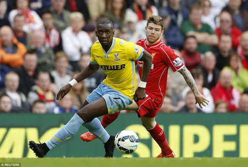 Yannick Bolasie thường xuyên đe dọa khung thành Liverpool