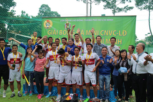 Đội bóng Công đoàn Các doanh nghiệp Công ích và Dịch vụ Thương mại TP HCM mừng chức vô địch