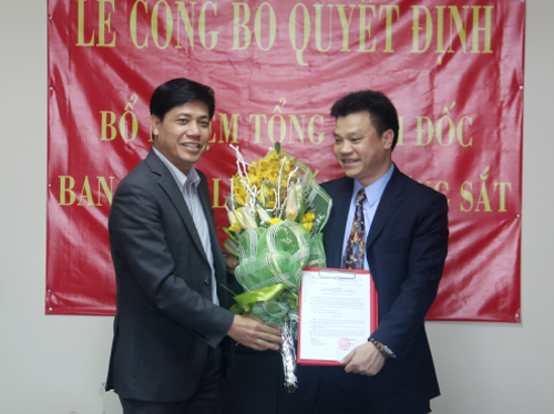 Thứ trưởng Nguyễn Ngọc Đông (trái) trao Quyết định bổ nhiệm cho ông Lê Kim Thành. Ảnh: Website Bộ GTVT