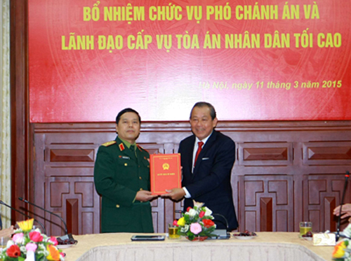 Chánh án Trương Hòa Bình (phải) trao Quyết định bổ nhiệm ông Nguyễn Văn Hạnh giữ chức vụ Phó Chánh án TAND Tối cao, Chánh án Tòa án quân sự Trung ương