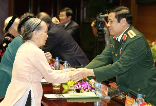 Bộ trưởng Phùng Quang Thanh thăm hỏi các Bà mẹ Việt Nam Anh hùng tại chương trình giao lưu - Ảnh: QĐND