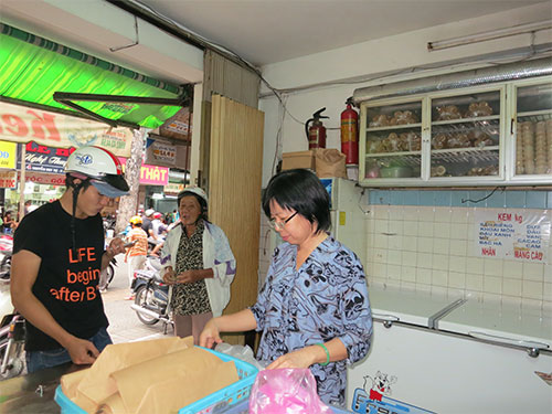 Khách hàng mua kem Vi Bổn Khách hàng mua kem Vi Bổn