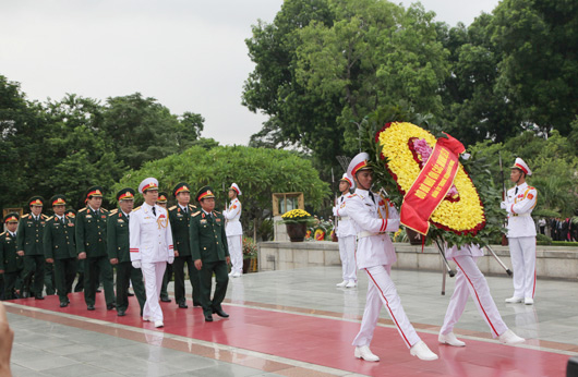 Thượng tướng Đỗ Bá Tỵ dẫn đầu Đoàn đại biểu Quân ủy Trung ương, Bộ Quốc phòng đặt vòng hoa tưởng niệm các anh hùng lệt sĩ