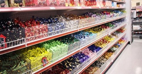 Bánh kẹo nhập ngoại trà ngập trên kệ các siêu thị