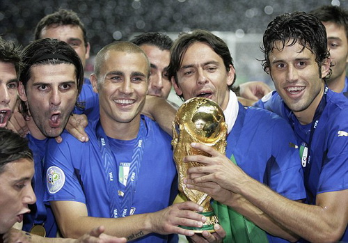 Fabio Cannavaro và Filippo Inzaghi bên  chiếc cúp vô địch thế giới 2006