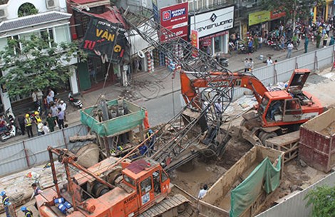 Hiện trường xảy ra vụ sập cần cẩu tại tuyến đường sắt đ&ocirc; thị Nhổ - ga H&agrave; Nội. Ảnh: VIẾT LONG