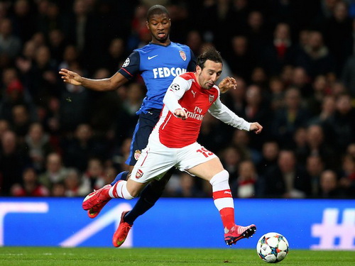 Santi Cazorla không xốc nổi hàng tiền vệ Arsenal trước sự lấn lướt của đội bóng Pháp