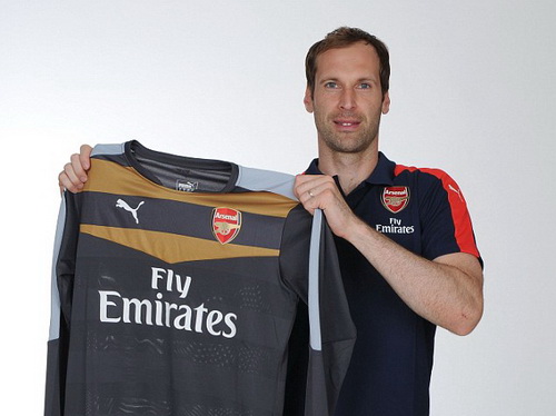 Petr Cech trong màu áo mới Arsenal